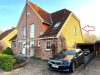 Ansicht Straßenseite mit Zufahrt + Carport