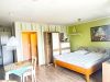 Zimmer_Blick Richtung Bett + Flur